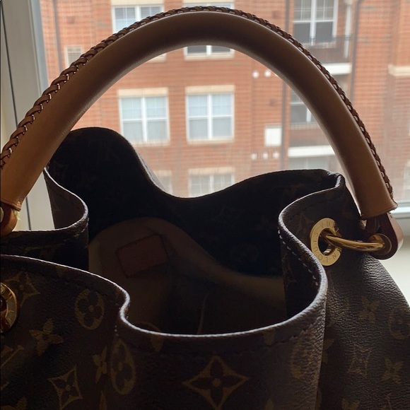 Authentic Louis Vuitton Handbag “Artsy” - Picture 5 of 5